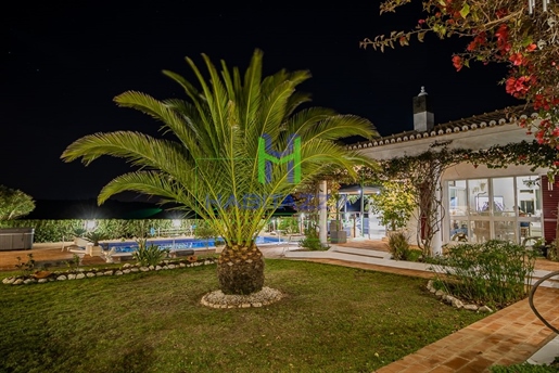Fantástica Moradia Térrea T3+1, com piscina, grande jardim, e garagem, perto de Lagos
