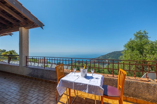 Charming villa in San Lorenzo with panoramic sea and mountain views