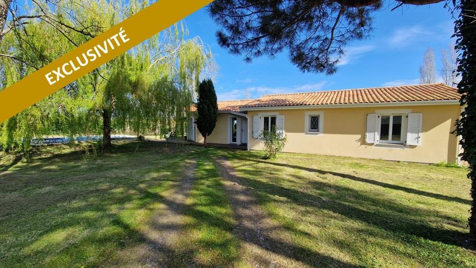 Casa térrea 130 m2 - 4 quartos - Terreno com piscina 2100 m2 - Ref 114