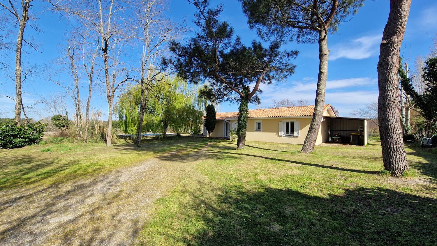 Casa térrea 130 m2 - 4 quartos - Terreno com piscina 2100 m2 - Ref 114