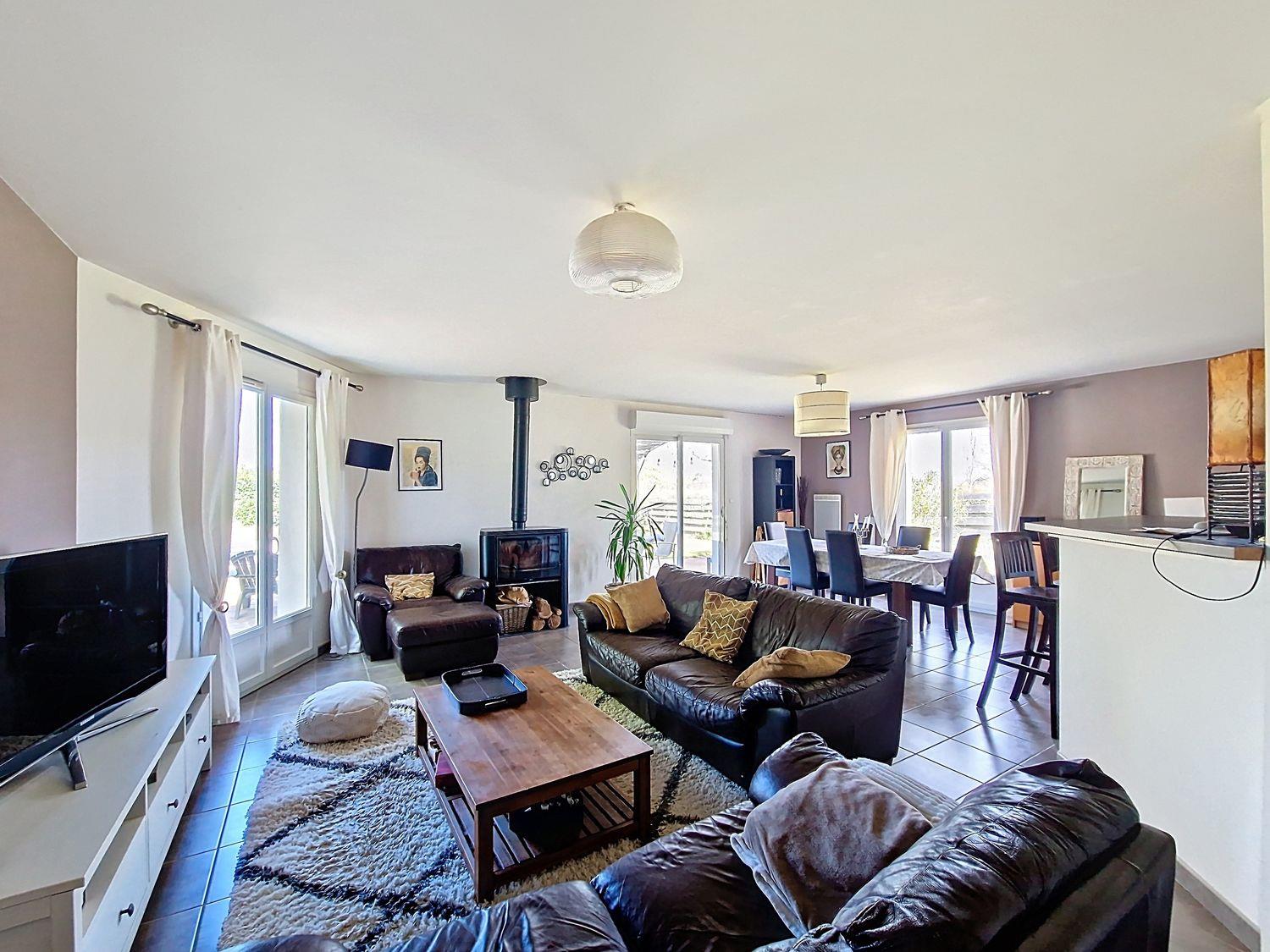 Casa térrea 130 m2 - 4 quartos - Terreno com piscina 2100 m2 - Ref 114