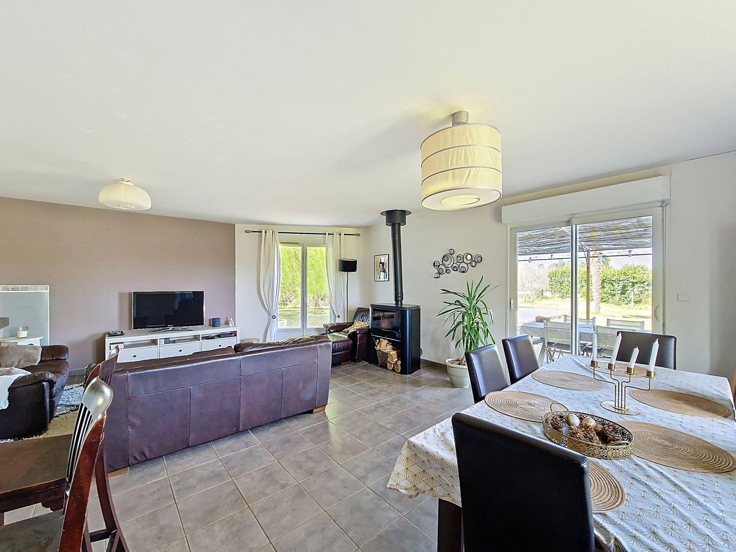 Casa térrea 130 m2 - 4 quartos - Terreno com piscina 2100 m2 - Ref 114