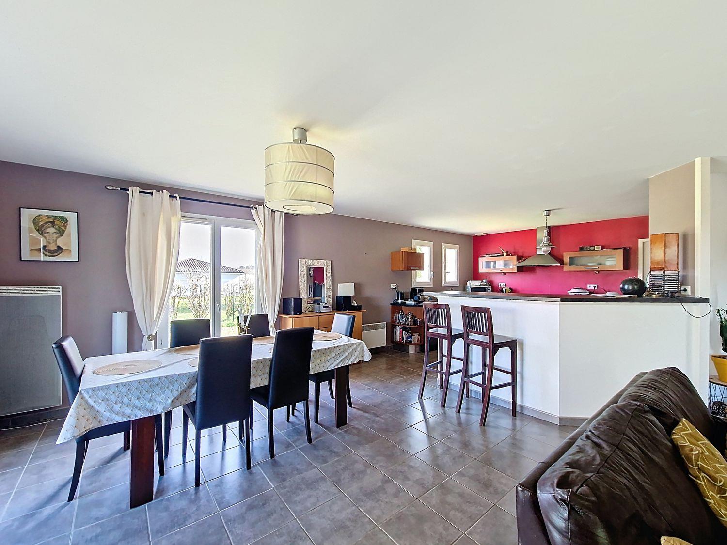 Casa térrea 130 m2 - 4 quartos - Terreno com piscina 2100 m2 - Ref 114