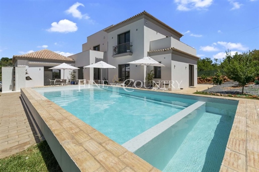 Almancil / Vale formoso – Espetacular moradia contemporânea de 4 quartos, com piscina e garagem.