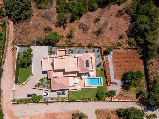 Almancil / Vale formoso – Espetacular moradia contemporânea de 4 quartos, com piscina e garagem.