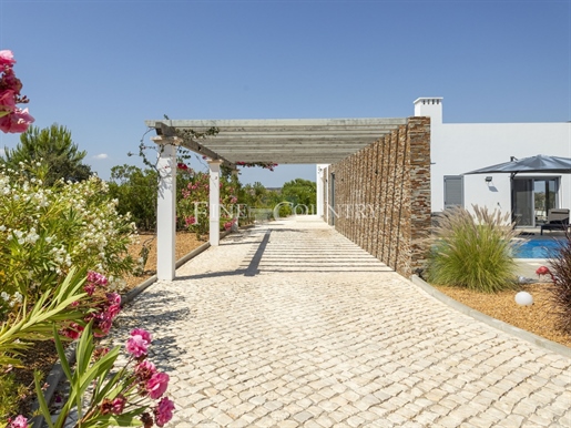 Castro Marim - Altura : Villa Récente 3 chambres avec Piscine, Jardin Paysagé et Garage.