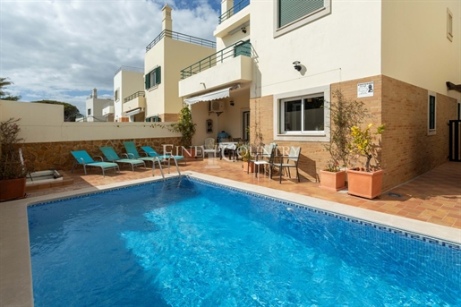 Olhão, villa moderne et bien présentée de 3 ou 4 chambres avec piscine.