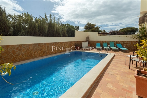 Olhão, villa moderne et bien présentée de 3 ou 4 chambres avec piscine.