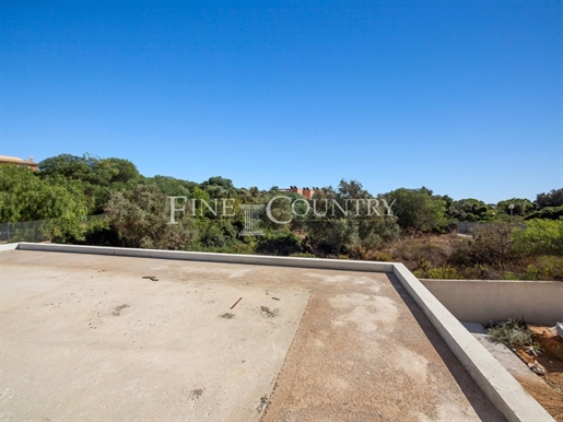 Carvoeiro - Moradia contemporânea M3 + 1 com piscina, garagem e terraço