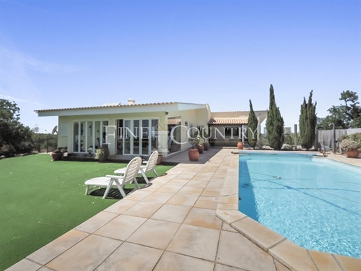 Silves - Villa de plain-pied de 3 chambres avec piscine, garage et vue panoramique sur la côte et l
