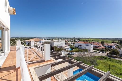 Castro Marim : Ruime villa met 4 slaapkamers, zwembad, garage en uitzicht op zee.