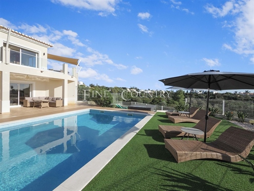 Carvoeiro – Villa de 4 chambres avec piscine chauffée, grand garage et vue sur la mer
