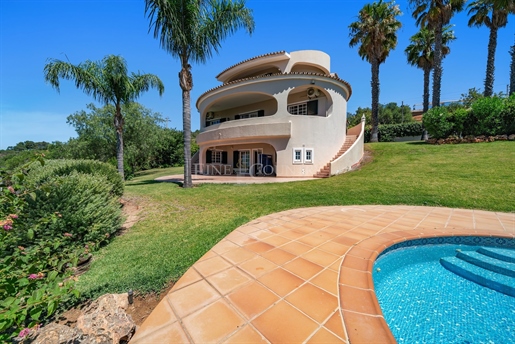 Espaçosa Moradia com 5 quartos, piscina e vista panorâmica do mar em Boliqueime