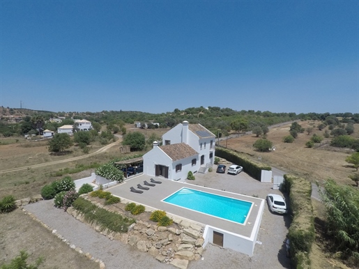Close to Tavira, immaculate 4-bedroom villa with pool.