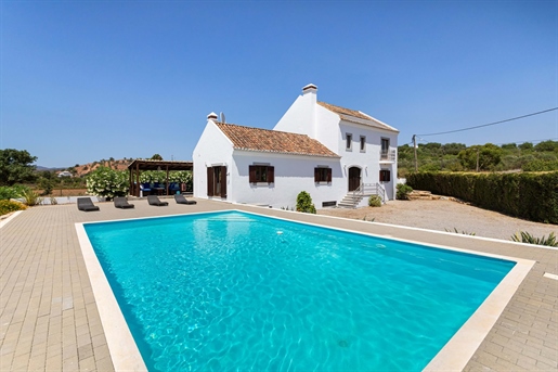 Close to Tavira, immaculate 4-bedroom villa with pool.