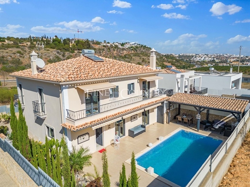Elegant 4-bedroom villa with private pool near the Albufeira Marina