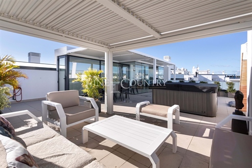 Tavira city centre, modern 3-bedroom penthouse apartment with a beautiful top terrace and jacuzzi.
