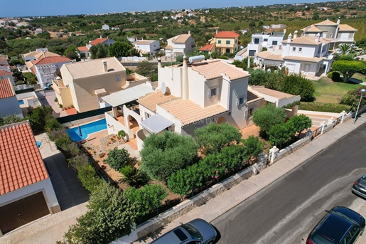 Altura, villa de 4 chambres avec piscine à proximité de la mer et de la ville.