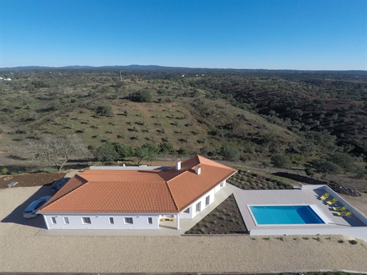Serpa, Alentejo, villa moderne de 3 chambres avec piscine sur un immense terrain privé avec une vue