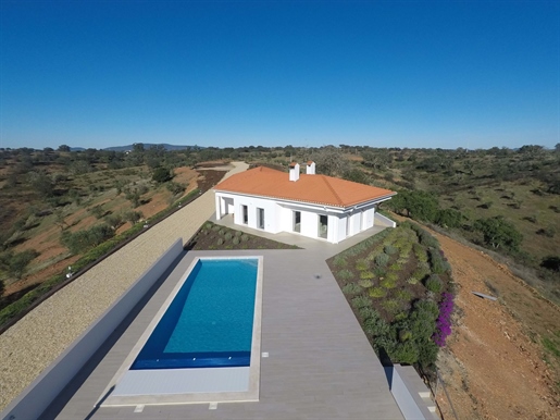 Serpa, Alentejo, villa moderne de 3 chambres avec piscine sur un immense terrain privé avec une vue