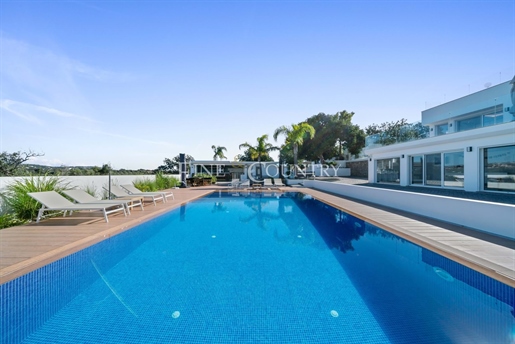 Exquisite Modern Haven in Santa Barbara de Nexe - A Blend of Luxury, Comfort, and Serenity