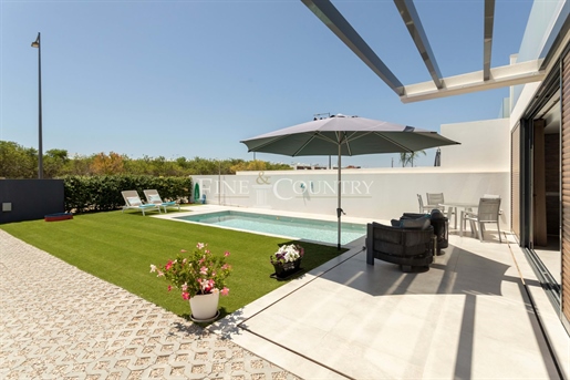 Luz de Tavira, Villa 3 chambres avec piscine, jardin et terrasse sur toit.