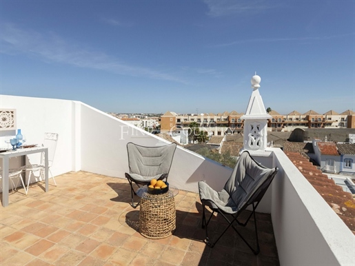 Tavira – Maison de ville rénovée avec belle terrasse sur le toit et vues magnifiques.
