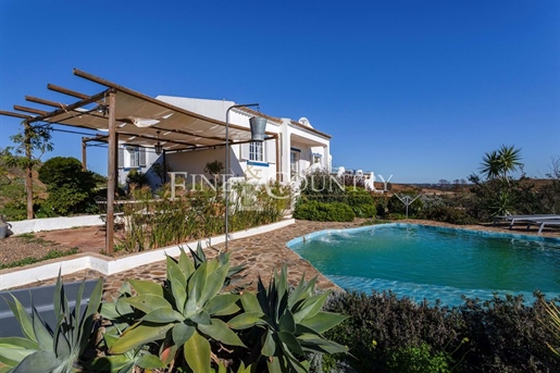 Tavira – 4 bedroom villa with pool and beautiful sea views.