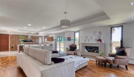 Luxurious 6 Bedroom House in Dromolaxia