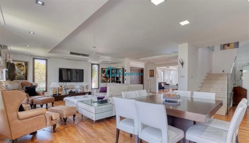 Luxurious 6 Bedroom House in Dromolaxia