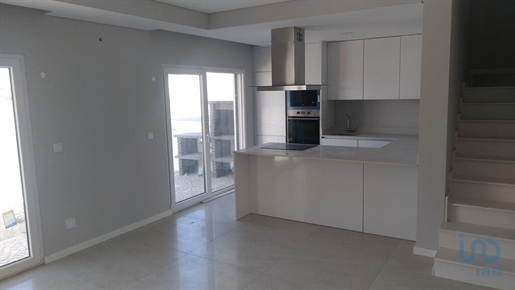 Home / Villa met 4 Kamers in Setúbal met 285,00 m²