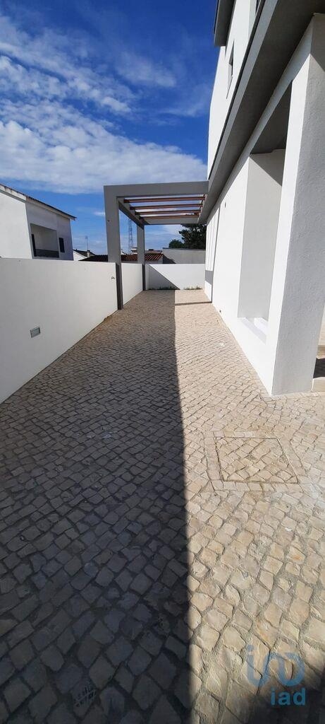 Home / Villa with 4 Rooms in Setúbal with 285,00 m²