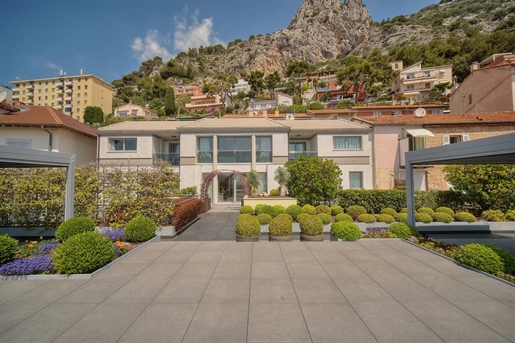 Penthouse-Villa for sale on the edge of Monaco, with sea Views