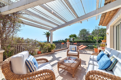 Villa zum Verkauf in Mougins mit Panoramablick auf das Meer
