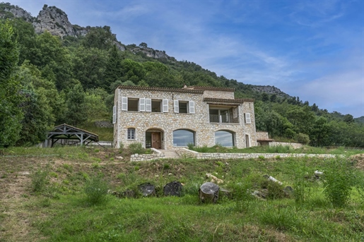 A vendre, superbe bastide en pierre, piscine, rénové avec vue panoramique mer