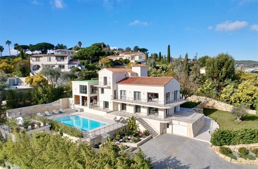 Villa te koop in Super Cannes met uitzicht op bergen en zee