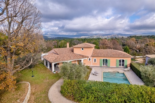 Villa For Sale in Montauroux