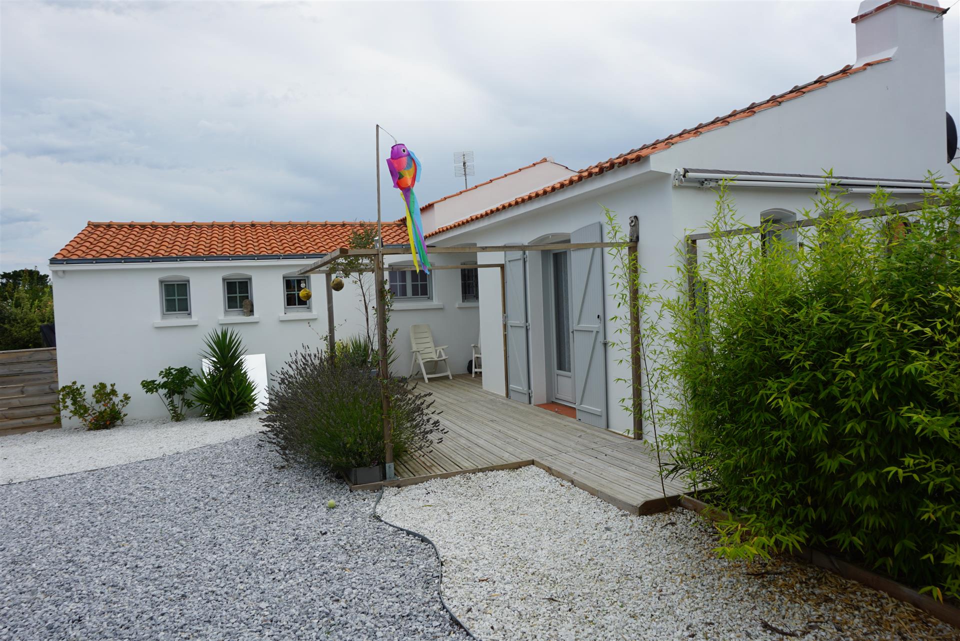 Recently renovated house with beautiful garden ready to move into!