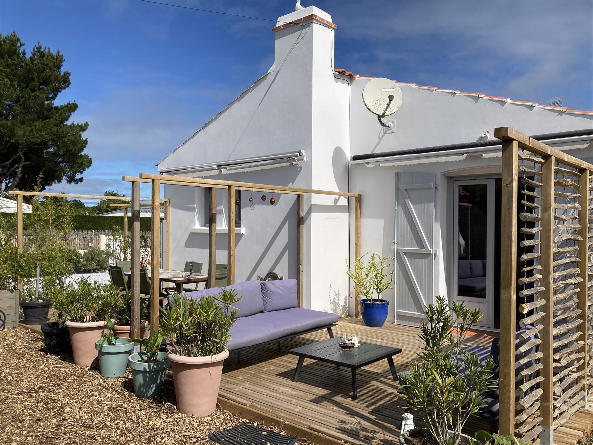 Recently renovated house with beautiful garden ready to move into!