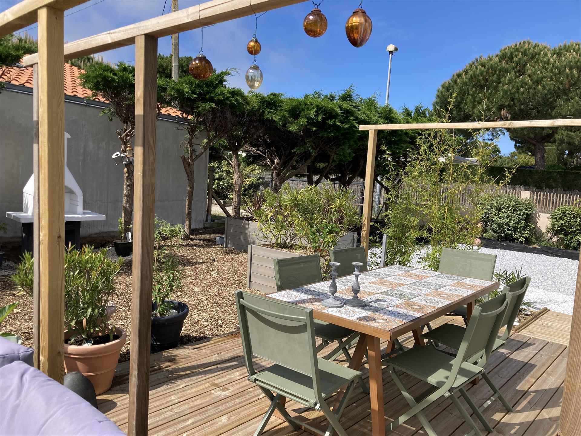 Recently renovated house with beautiful garden ready to move into!
