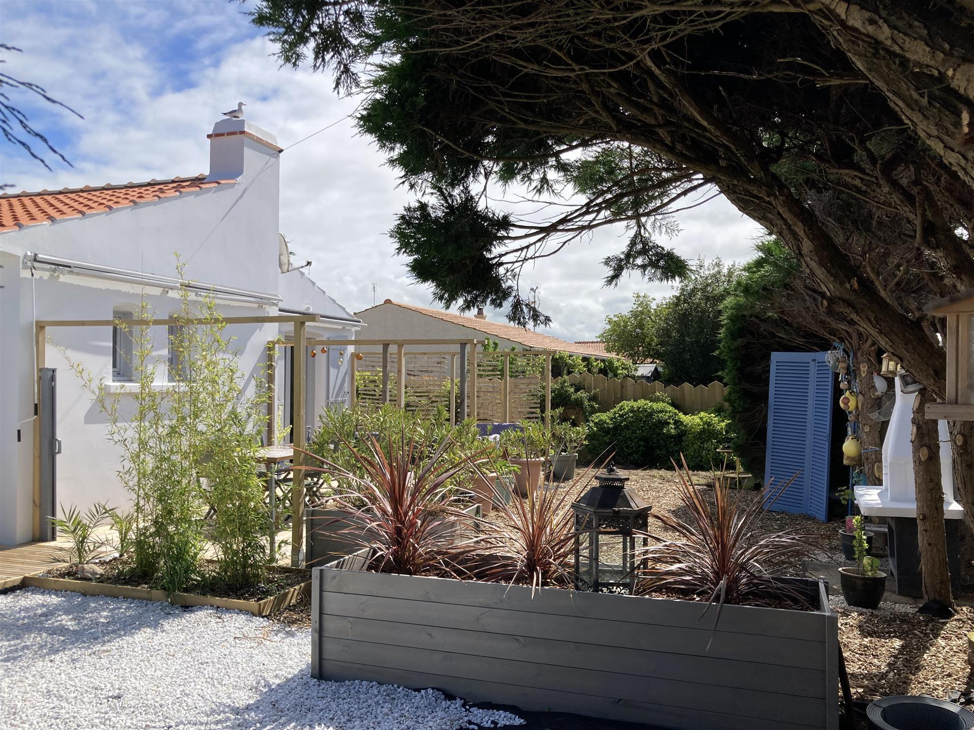 Recently renovated house with beautiful garden ready to move into!