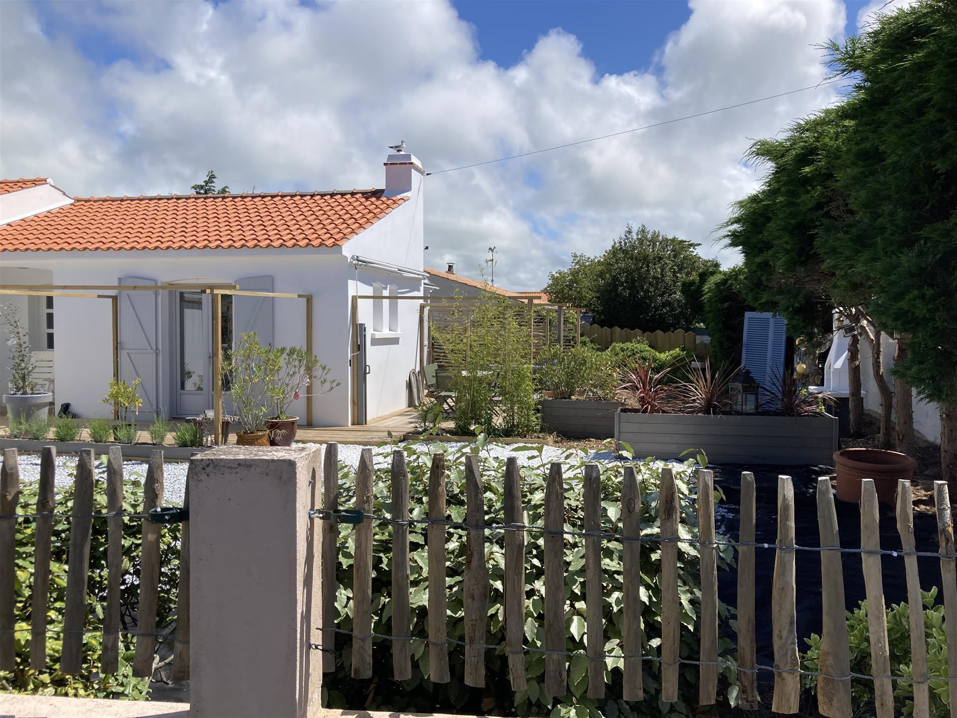 Recently renovated house with beautiful garden ready to move into!