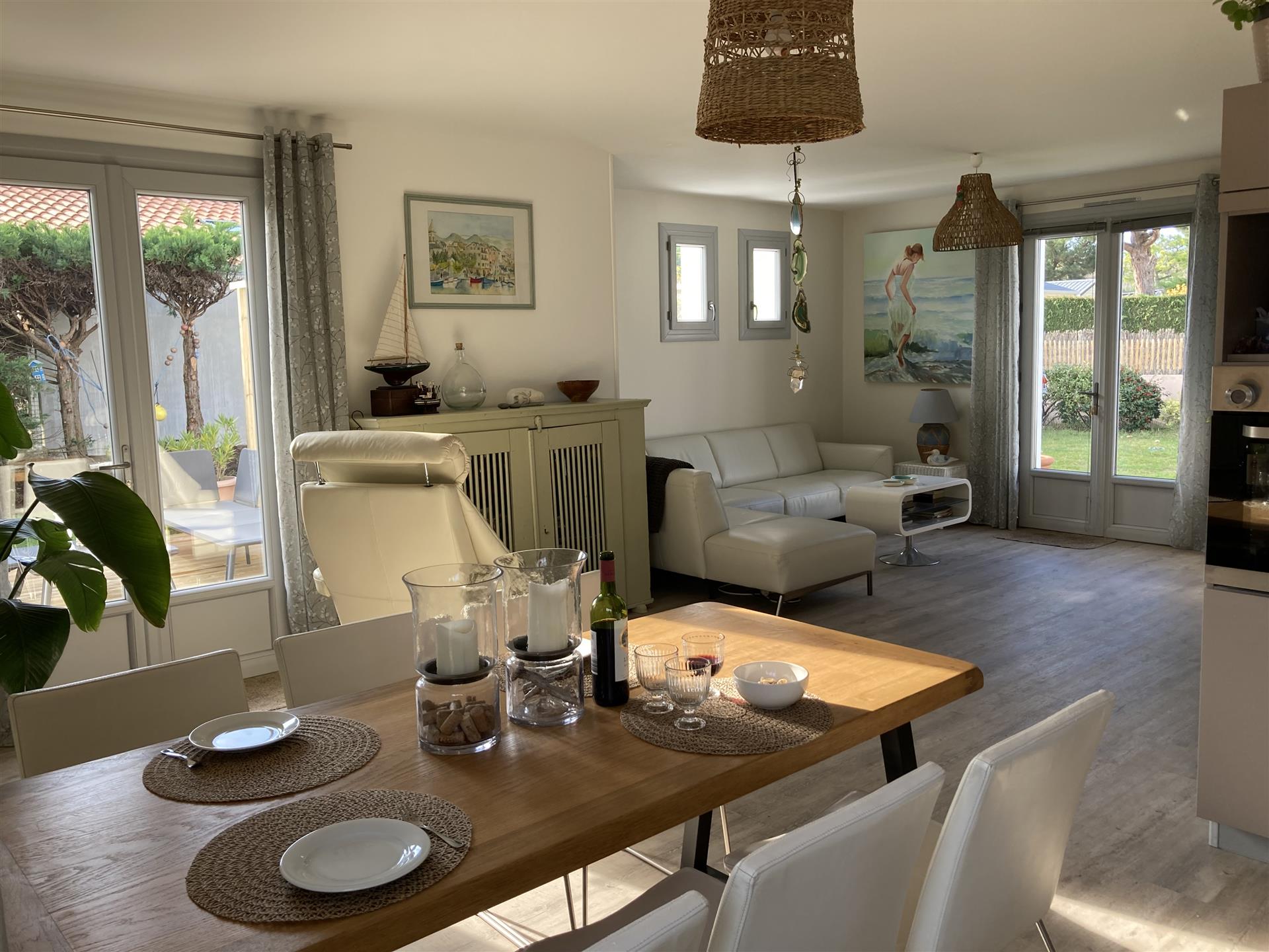 Recently renovated house with beautiful garden ready to move into!