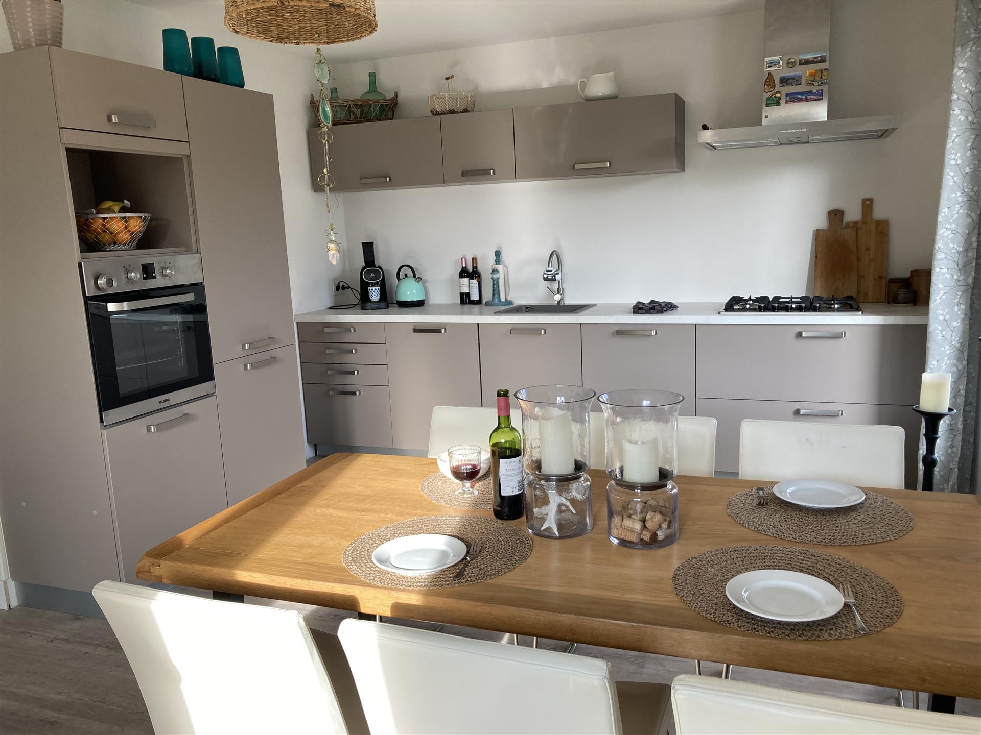 Recently renovated house with beautiful garden ready to move into!
