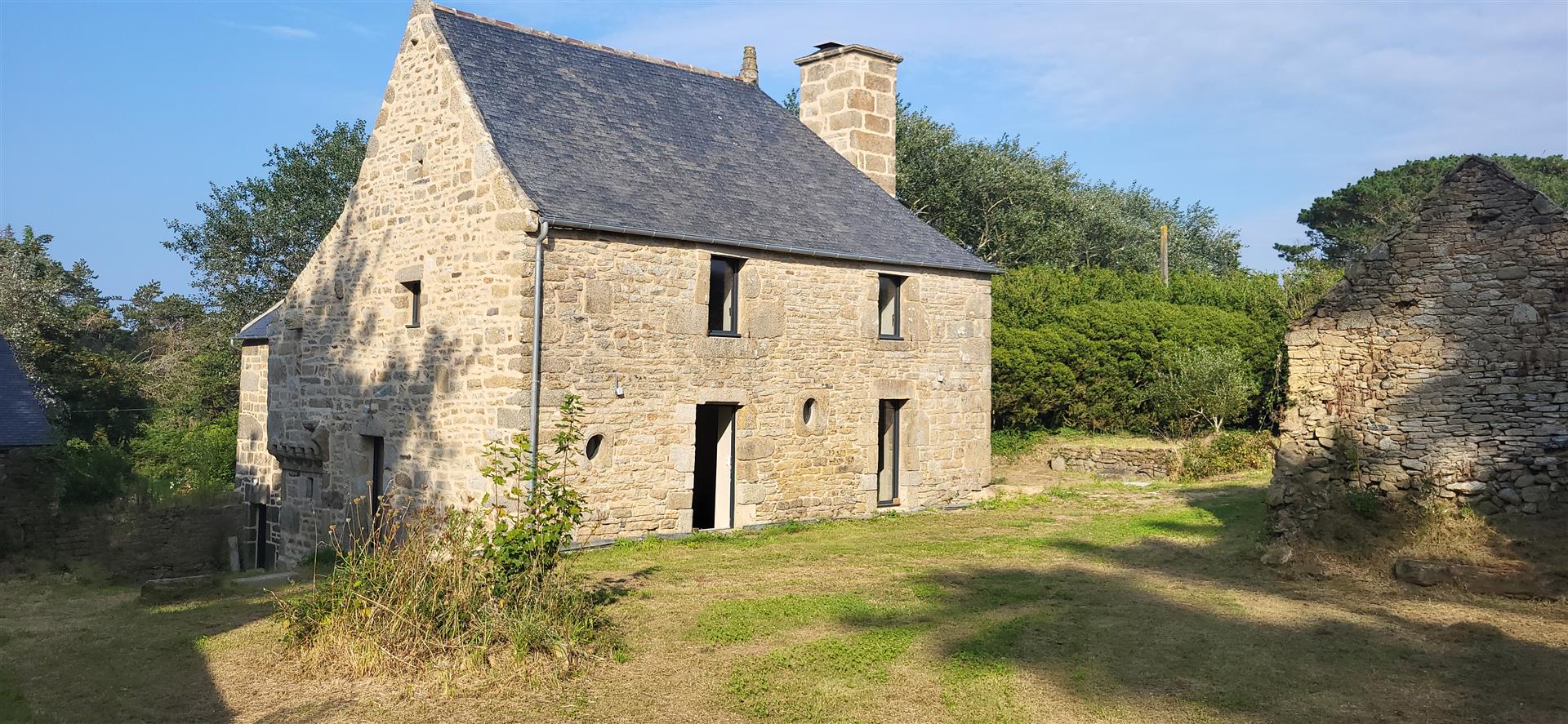 Sale of a stone hamlet