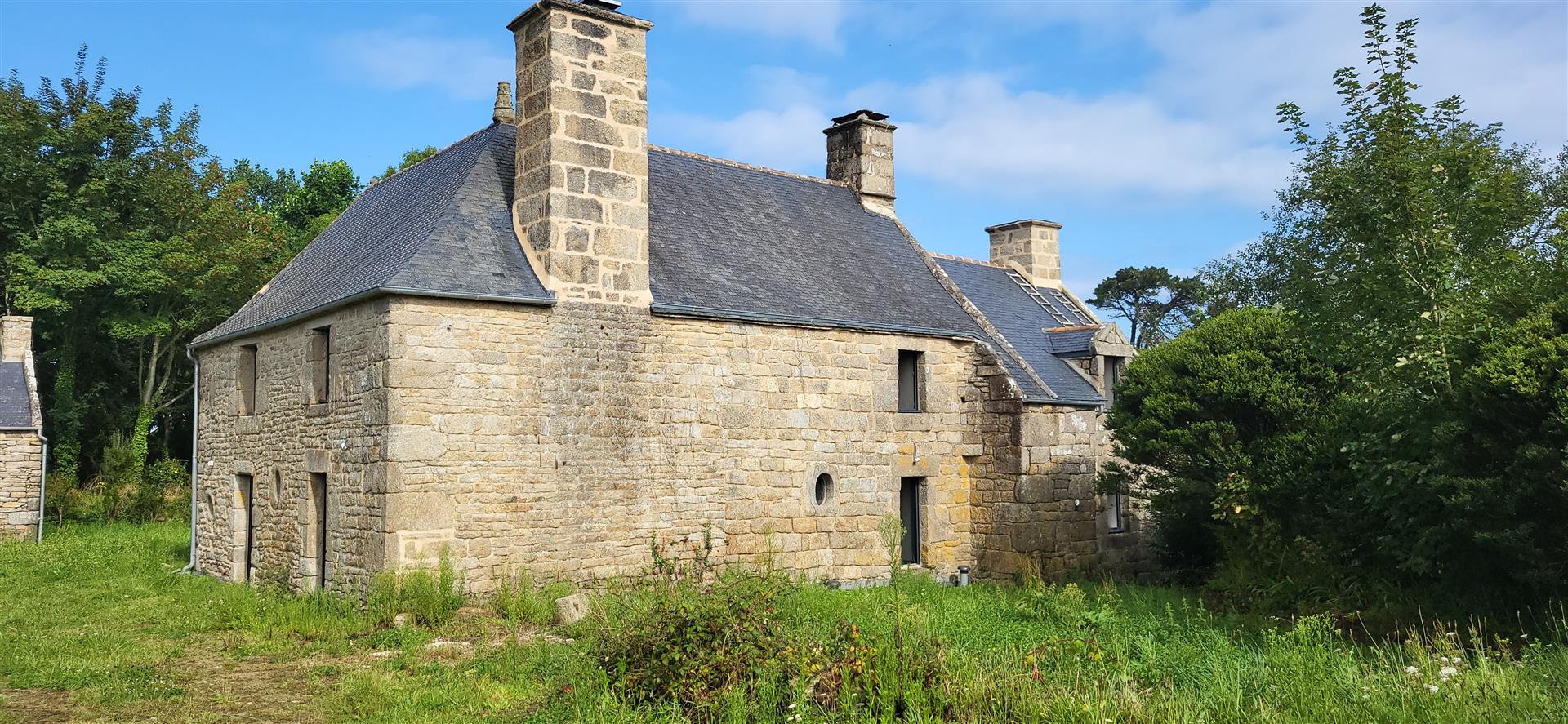 Sale of a stone hamlet