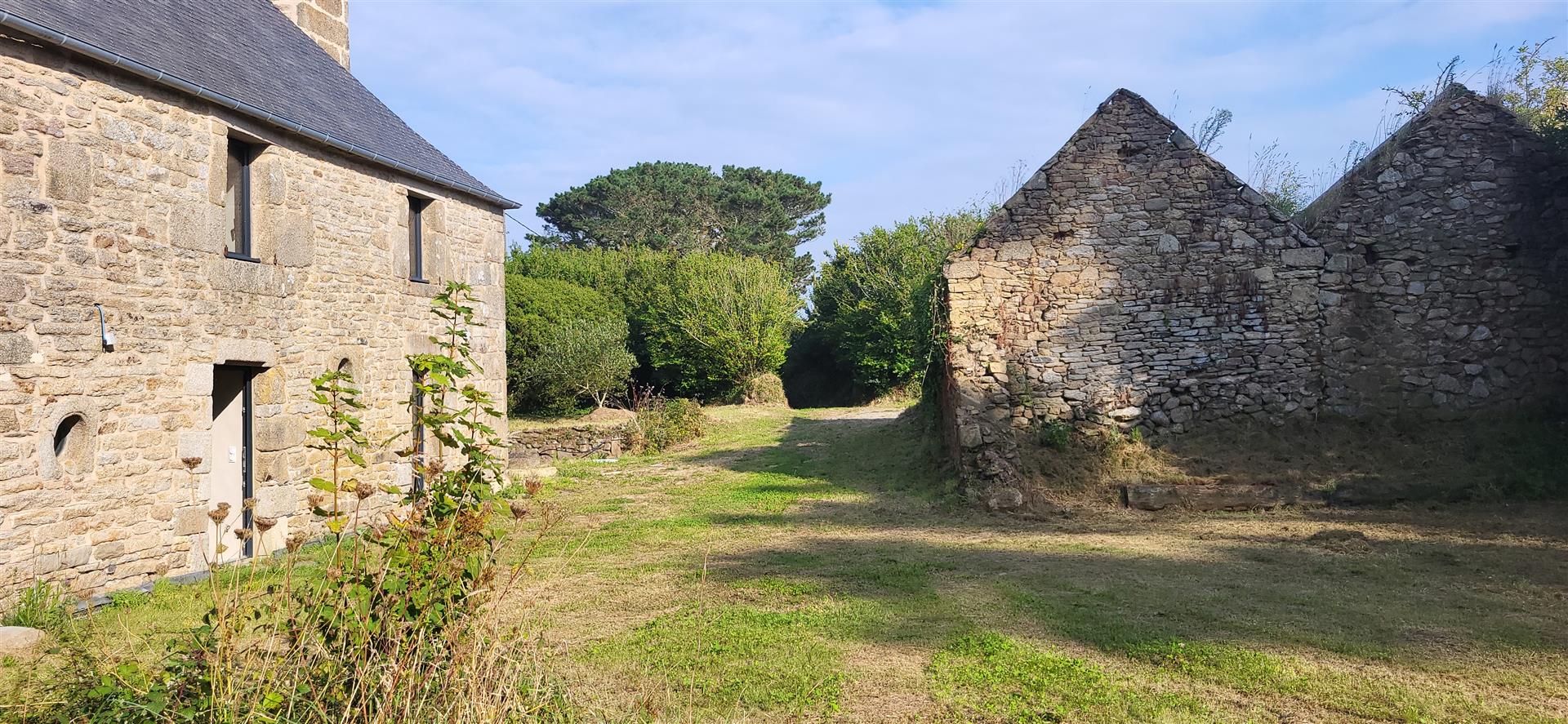 Sale of a stone hamlet
