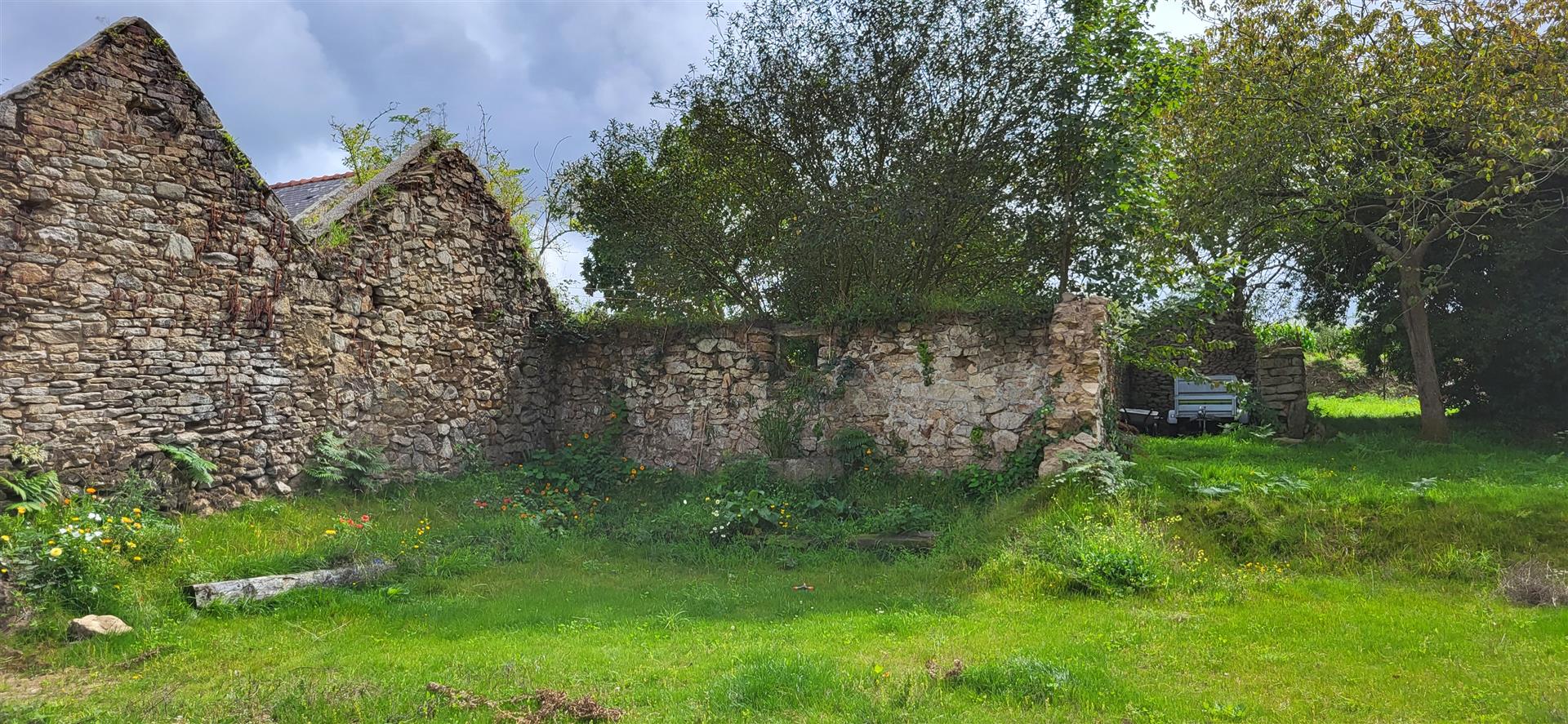 Sale of a stone hamlet