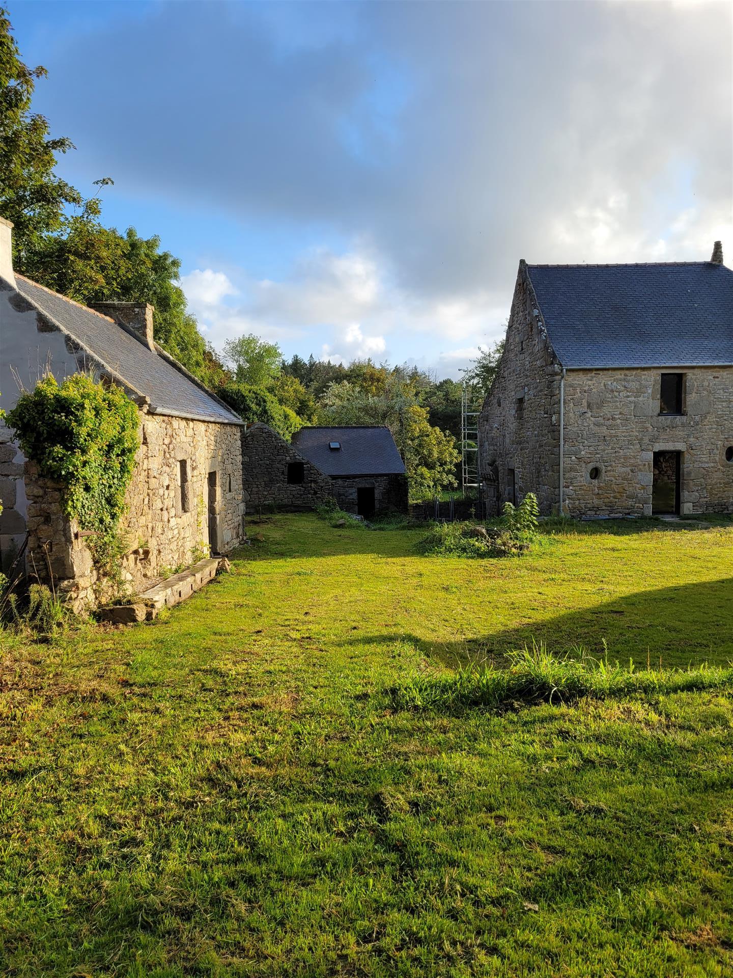 Sale of a stone hamlet