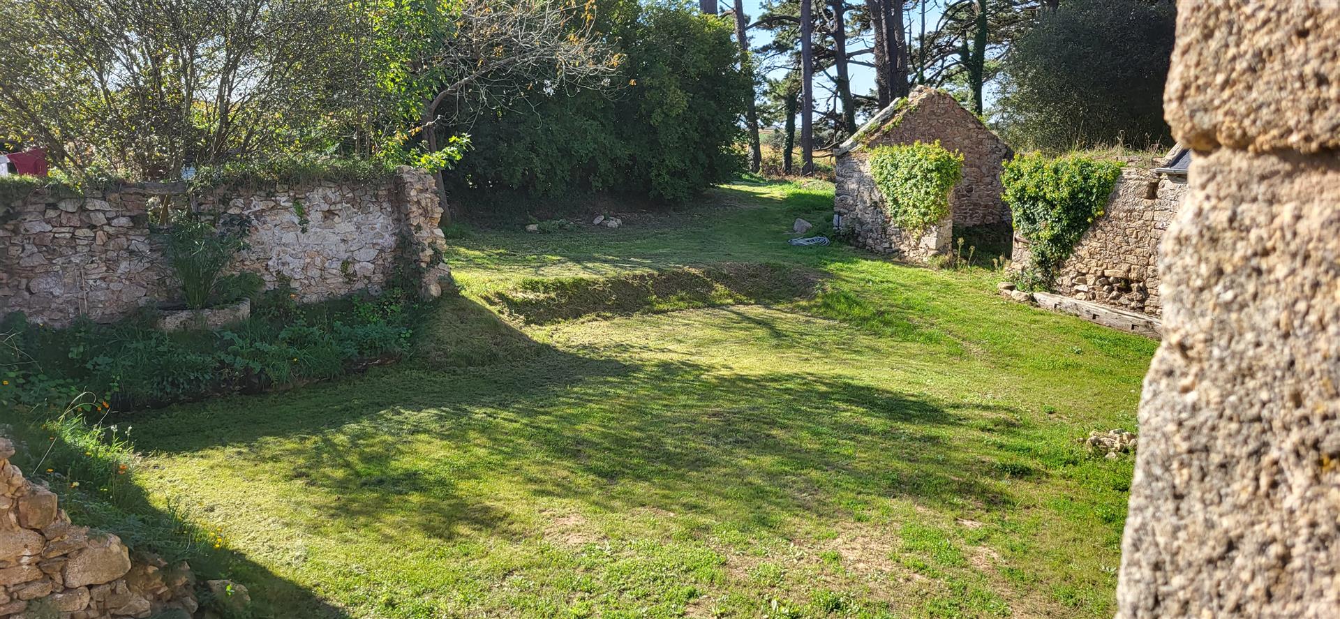 Sale of a stone hamlet